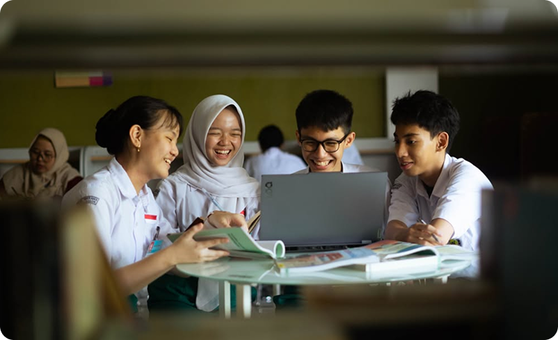 Siswa belajar bersama