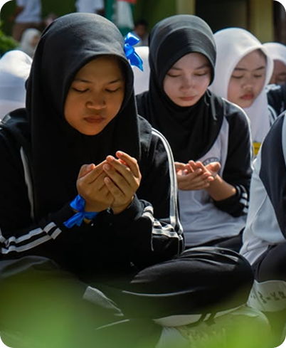 Kegiatan siswa berdoa